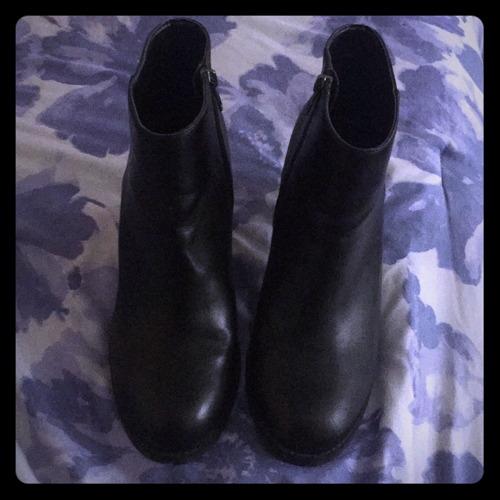 Black boots worn once in the size 9.5